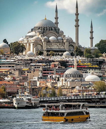 ISTANBUL: a City suspended between dream and reality
